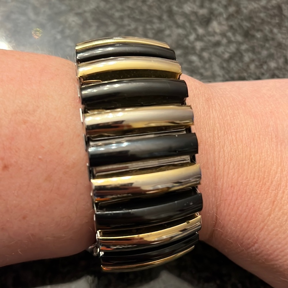 Black & gold stretch bracelet. All metal